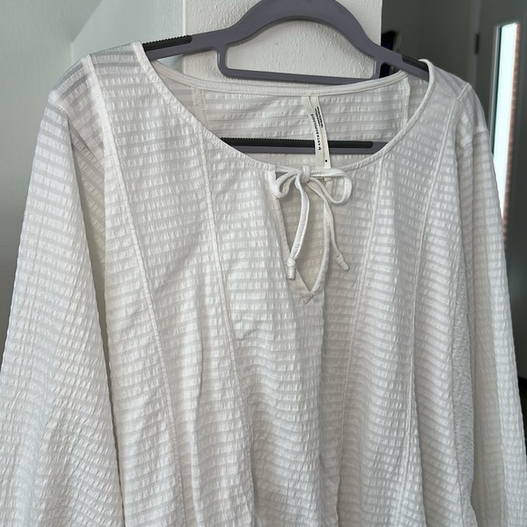 Anthropologie Rebecca Dolman White Sleeve Smocked Hem Top - Picture 8 of 9